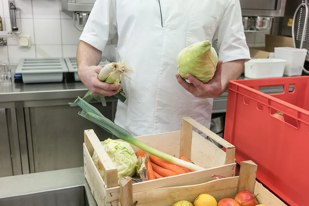Küchenchef prüft Gemüse Lieferung
